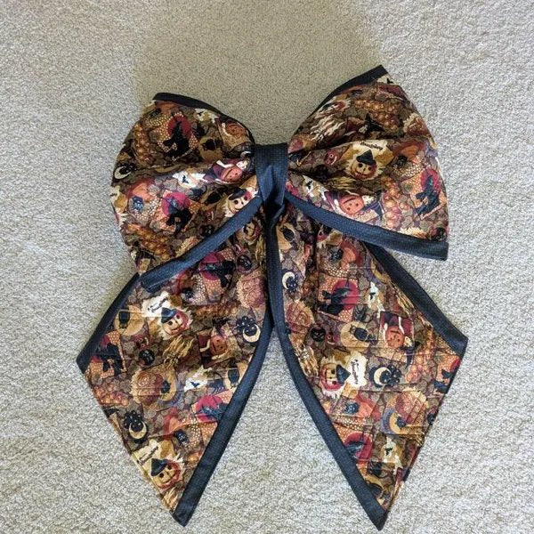 Halloween-themed quilted bow made by Rachel Mitchell
