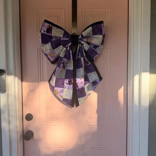 Patchwork quilted bow on a door, made by Amanda Brooks